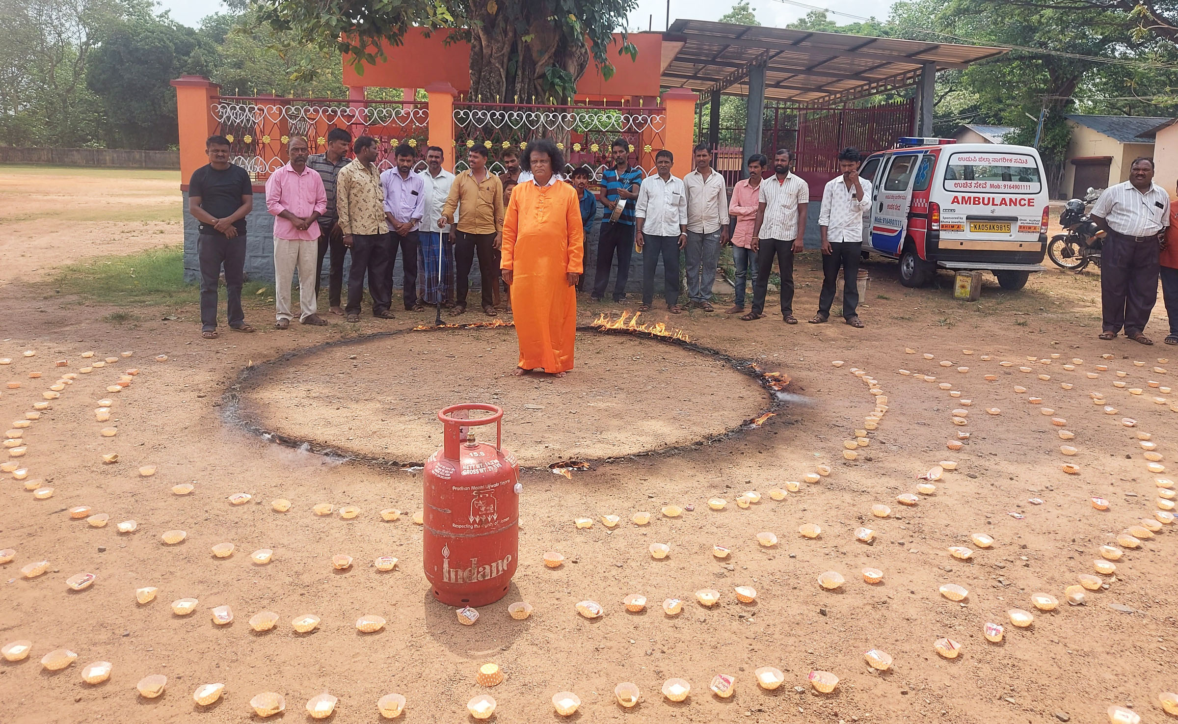 ಸಾವಿರ ರೂ. ಗಡಿದಾಟಿದ ಅಡುಗೆ ಅನಿಲ ಬೆಲೆ; ಉಡುಪಿಯಲ್ಲಿ ವಿನೂತನ ಪ್ರತಿಭಟನೆ