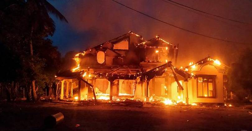 ಶ್ರೀಲಂಕಾದಲ್ಲಿ ಮುಂದುವರಿದ ಪ್ರತಿಭಟನೆ: 41 ರಾಜಕಾರಣಿಗಳ ಮನೆಗೆ ಬೆಂಕಿ, ರಾಜಪಕ್ಸ ಮ್ಯೂಸಿಯಂ ಧ್ವಂಸ