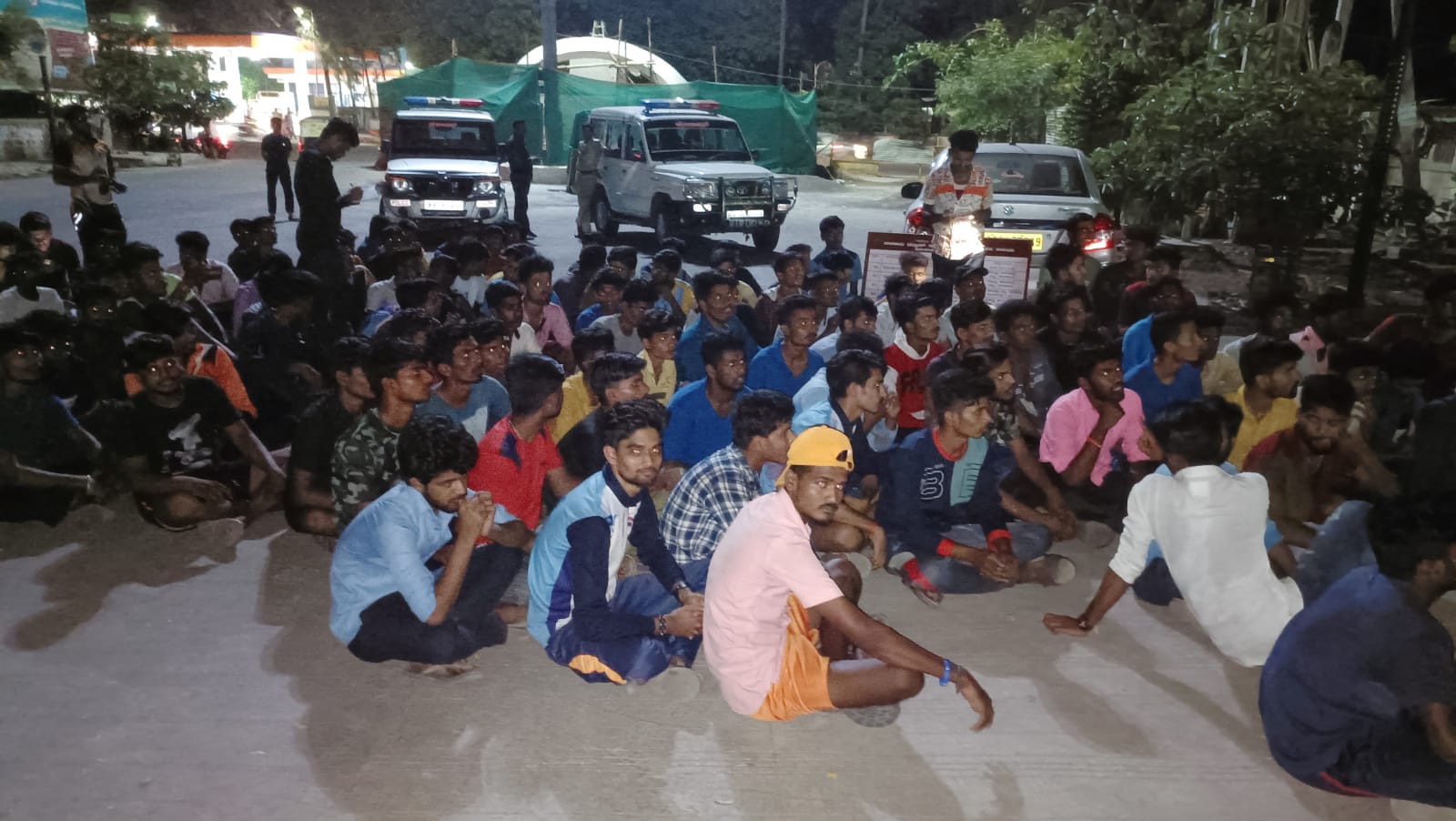 ವಿಜಯಪುರ: ವಸತಿ ನಿಲಯ ಅವ್ಯವಸ್ಥೆ ಖಂಡಿಸಿ ರಾತ್ರೋರಾತ್ರಿ ವಿದ್ಯಾರ್ಥಿಗಳ ಪ್ರತಿಭಟನೆ