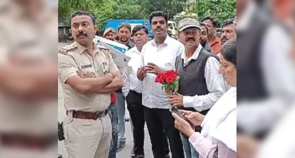 ಬೆಂಗಳೂರು | ಆತ್ಮಾವಲೋಕನ ಸತ್ಯಾಗ್ರಹ: ಸುದ್ದಿವಾಹಿನಿಗಳಿಗೆ ‘ಗುಲಾಬಿ’ ನೀಡಲು ಹೋದ ಹೋರಾಟಗಾರರು ವಶಕ್ಕೆ