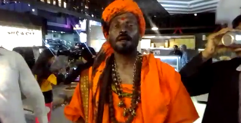 VIDEO- ಕಾಳಿಸ್ವಾಮಿಗೆ ಮಸಿ ಬಳಿದ ಕನ್ನಡಪರ ಕಾರ್ಯಕರ್ತರು