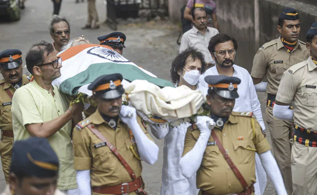 ಸಂತೂರ್ ಮಾಂತ್ರಿಕ ಶರ್ಮ ಅಂತಿಮಯಾತ್ರೆಗೆ ಹೆಗಲುಕೊಟ್ಟ ತಬಲಾ ಮಾಂತ್ರಿಕ ಝಾಕಿರ್‌ ಹುಸೇನ್