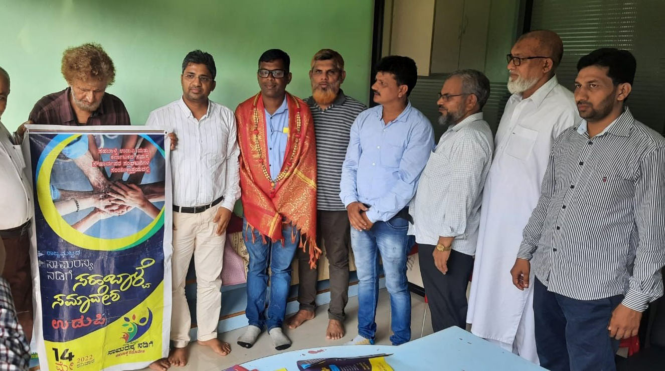 ಸಹಬಾಳ್ವೆ ಪ್ರಯುಕ್ತ ಬಾಗಲಕೋಟೆಯಿಂದ ಪಾದಯಾತ್ರೆ; ಉಡುಪಿ ಜಿಲ್ಲೆ ತಲುಪಿದ ನಾಗರಾಜ್‌ಗೆ ಕುಂದಾಪುರದಲ್ಲಿ ಸನ್ಮಾನ