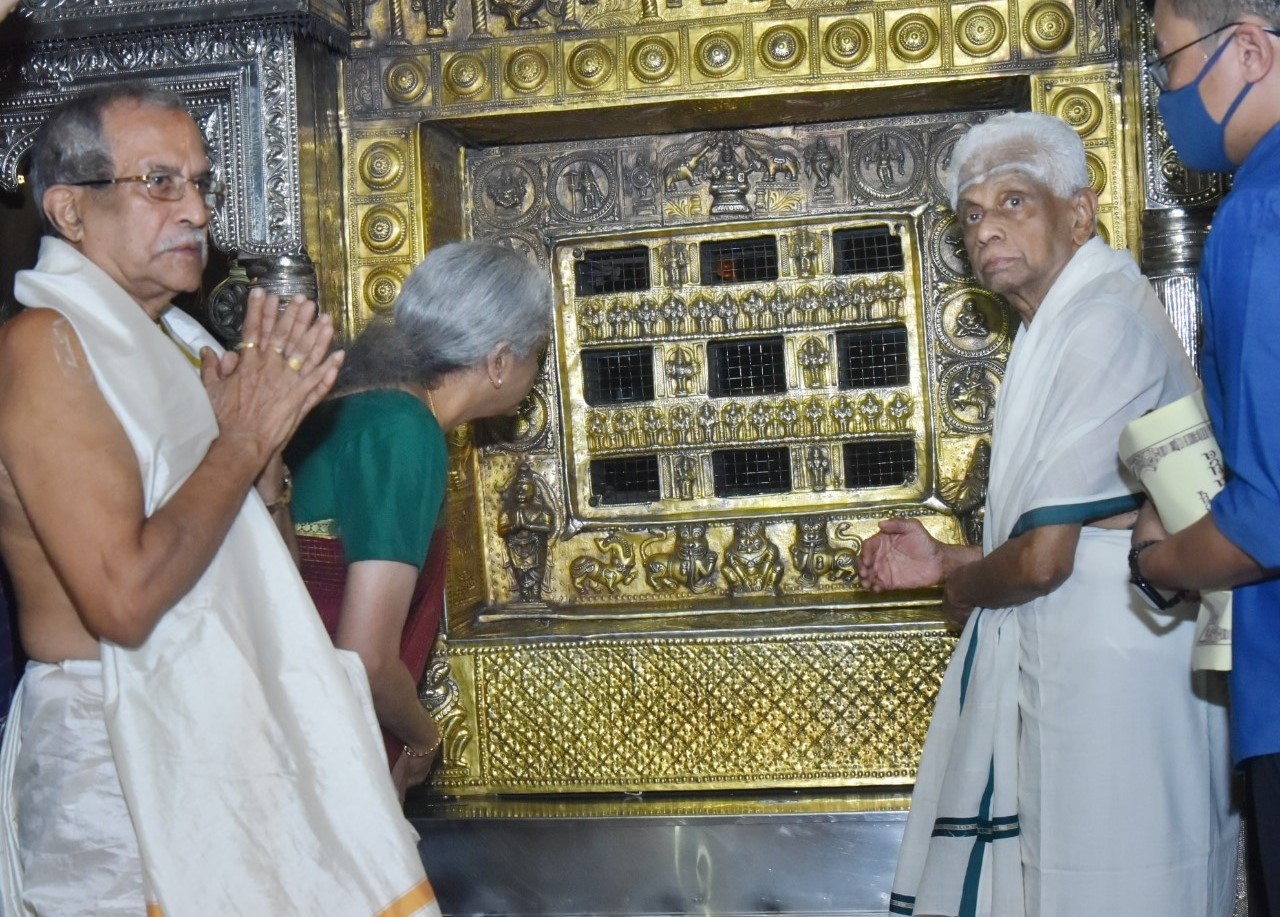 ಉಡುಪಿ ಶ್ರೀ ಕೃಷ್ಣ ಮಠಕ್ಕೆ ಭೇಟಿ ನೀಡಿದ ವಿತ್ತ ಸಚಿವೆ ನಿರ್ಮಲಾ ಸೀತಾರಾಮನ್