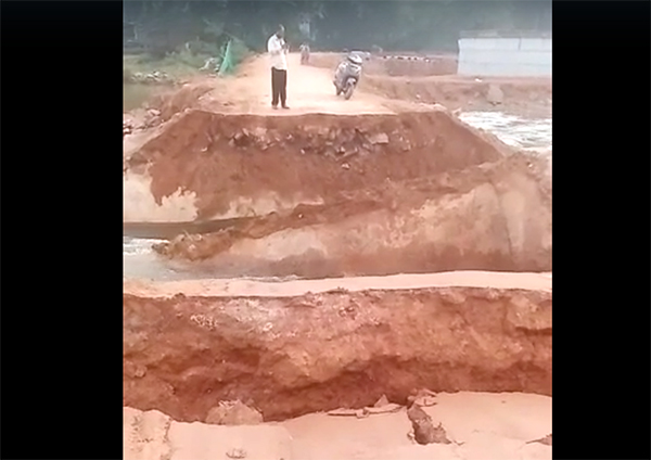 ಅಡ್ಯಾರ್-ಹರೇಕಳ ತಾತ್ಕಾಲಿಕ ಸಂಪರ್ಕ ರಸ್ತೆ ಕುಸಿತ