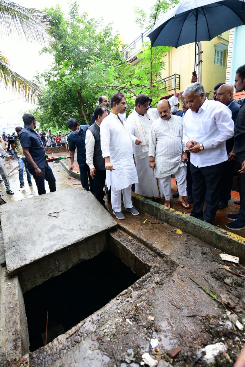 ಮಳೆ ಅವಾಂತರ: ನೀರು ನುಗ್ಗಿದ ಜೆ.ಸಿ. ನಗರ ಬಡಾವಣೆಯಲ್ಲಿ ಸಿಎಂ ಬೊಮ್ಮಾಯಿ ಪರಿಶೀಲನೆ