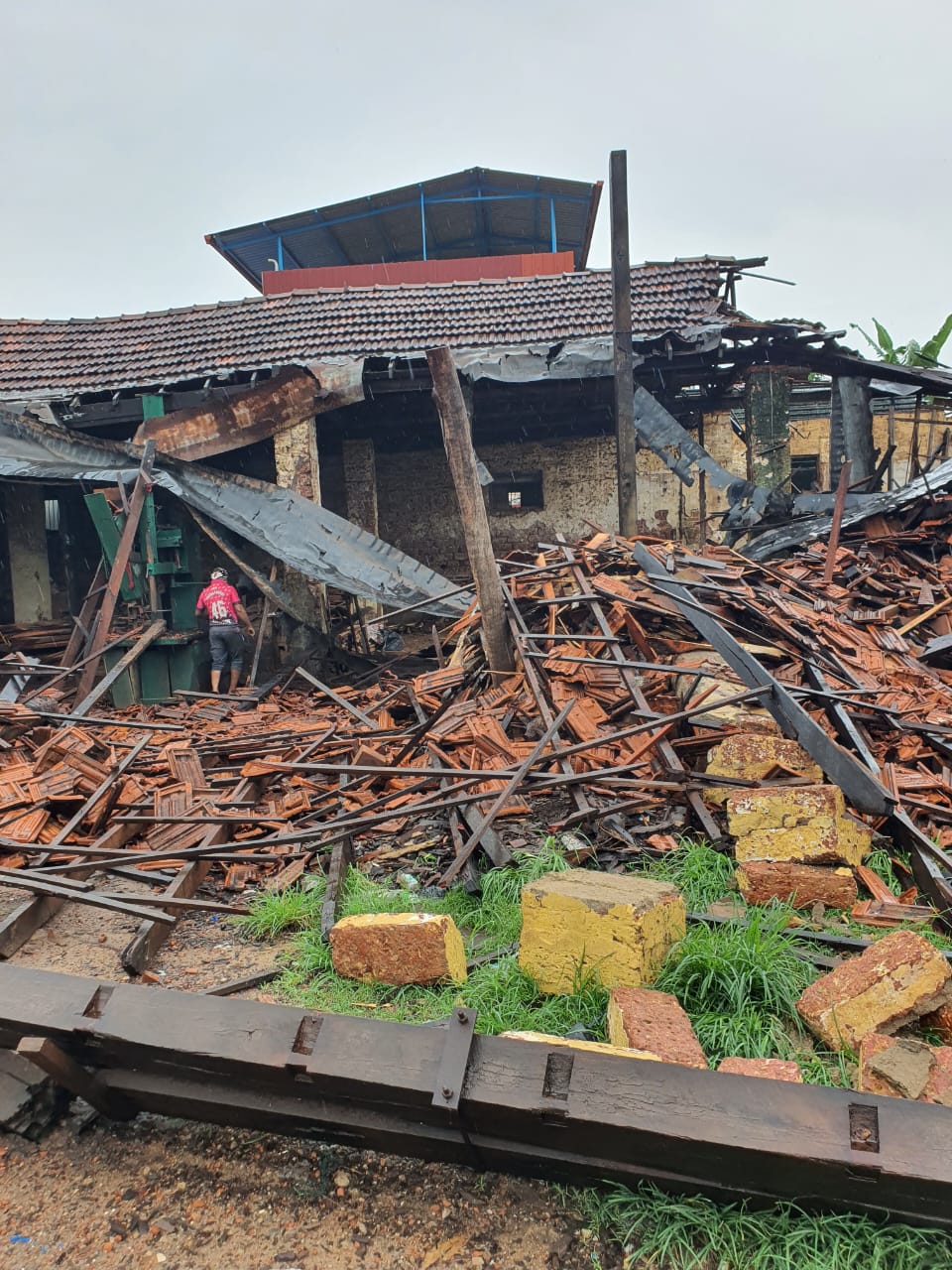 ಹೊಯ್ಗೆ ಬಝಾರ್: ಭಾರೀ ಮಳೆಗೆ ಮರದ ಮಿಲ್ ಕುಸಿತ