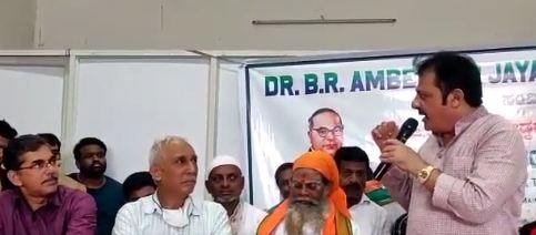 VIDEO- ದಲಿತ ಸ್ವಾಮೀಜಿಯ ಬಾಯಲ್ಲಿದ್ದ ಅನ್ನ ಕೇಳಿ ತಿಂದ ಶಾಸಕ ಝಮೀರ್ ಅಹ್ಮದ್ ಖಾನ್