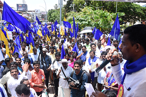 ಮಂಗಳೂರು | ಮೊಗೇರ ಹೆಸರಿನಲ್ಲಿ ನಕಲಿ ಜಾತಿ ಪ್ರಮಾಣ ಪತ್ರ ಪ್ರಕರಣ: ಬೀದಿಗಿಳಿದ ದಲಿತರು
