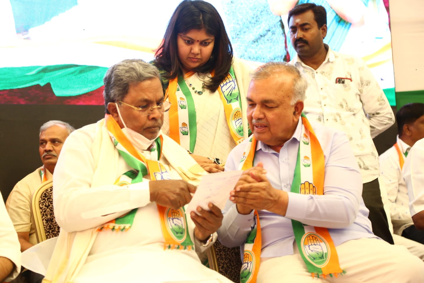 ನಾಳೆ ಗೋಡ್ಸೆಯನ್ನೂ ಪಠ್ಯದಲ್ಲಿ ಸೇರಿಸಬೇಕು ಎಂದರೆ ಏನು ಮಾಡಬೇಕು: ಸಿದ್ದರಾಮಯ್ಯ ಪ್ರಶ್ನೆ