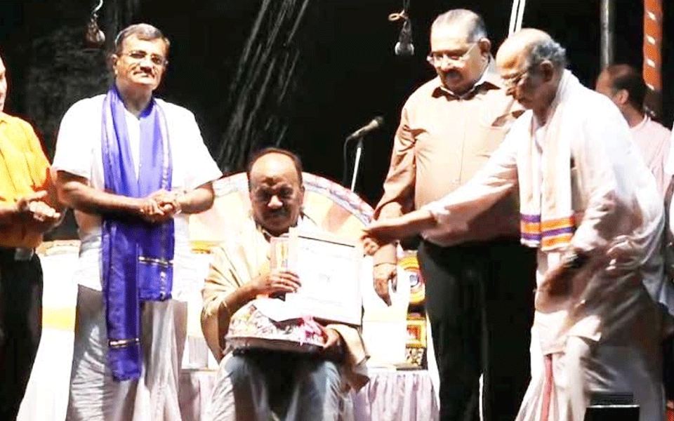 ಯಕ್ಷಗಾನ ಭಾಗವತ ಪುತ್ತಿಗೆ ರಘುರಾಮ ಹೊಳ್ಳರಿಗೆ ದಿವಾಣ ಪ್ರಶಸ್ತಿ ಪ್ರದಾನ