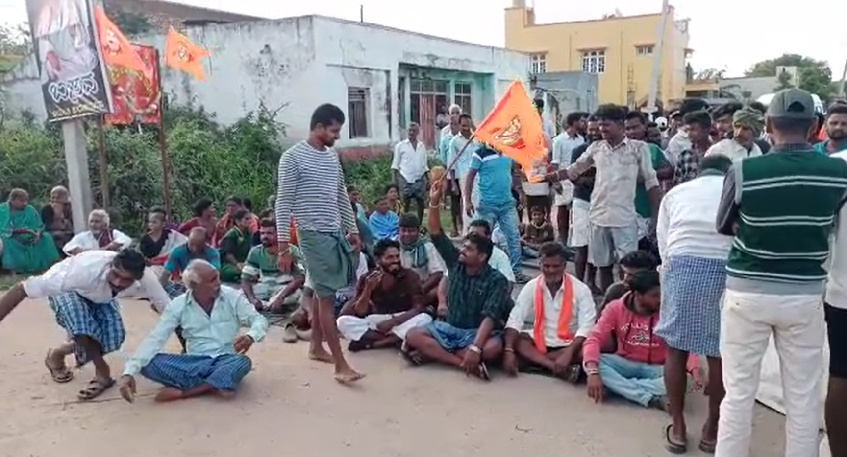 VIDEO - ಗುಂಡ್ಲುಪೇಟೆ | ವೀರಶೈವ ಲಿಂಗಾಯತ ಬೊರ್ಡ್ ತೆರವಿಗೆ ಯತ್ನ: ಲಿಂಗಾಯತರ ಪ್ರತಿಭಟನೆ