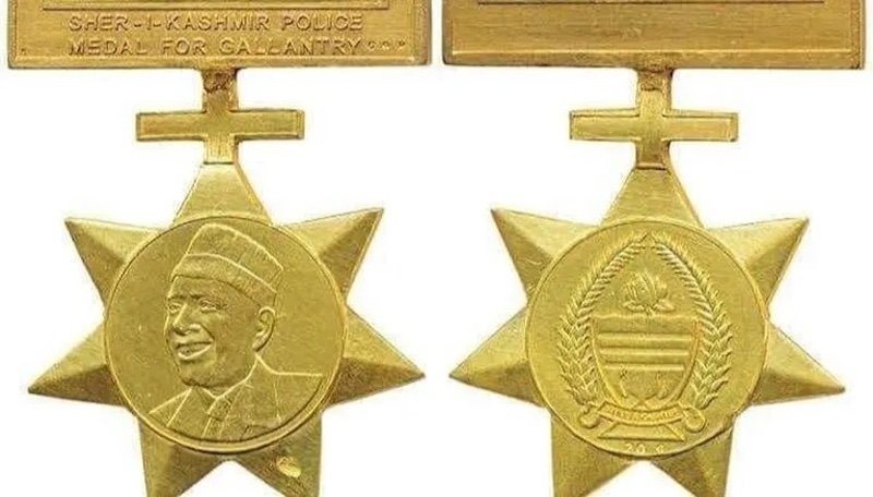 ಪೊಲೀಸ್ ಸೇವಾ ಪದಕದಿಂದ ಕಾಶ್ಮೀರವನ್ನು ಭಾರತಕ್ಕೆ ಸೇರಿಸಲು ಹೋರಾಡಿದ ಶೇಖ್ ಅಬ್ದುಲ್ಲಾ ಭಾವಚಿತ್ರ ತೆರವು