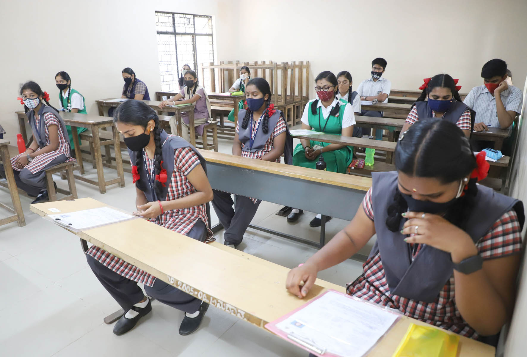 ಎಸೆಸೆಲ್ಸಿ ಪ್ರಶ್ನೆಪತ್ರಿಕೆ ಸೋರಿಕೆ ಆರೋಪ: ಖಾಸಗಿ ಶಾಲೆಯ ಕ್ಲರ್ಕ್‌ ವಶಕ್ಕೆ