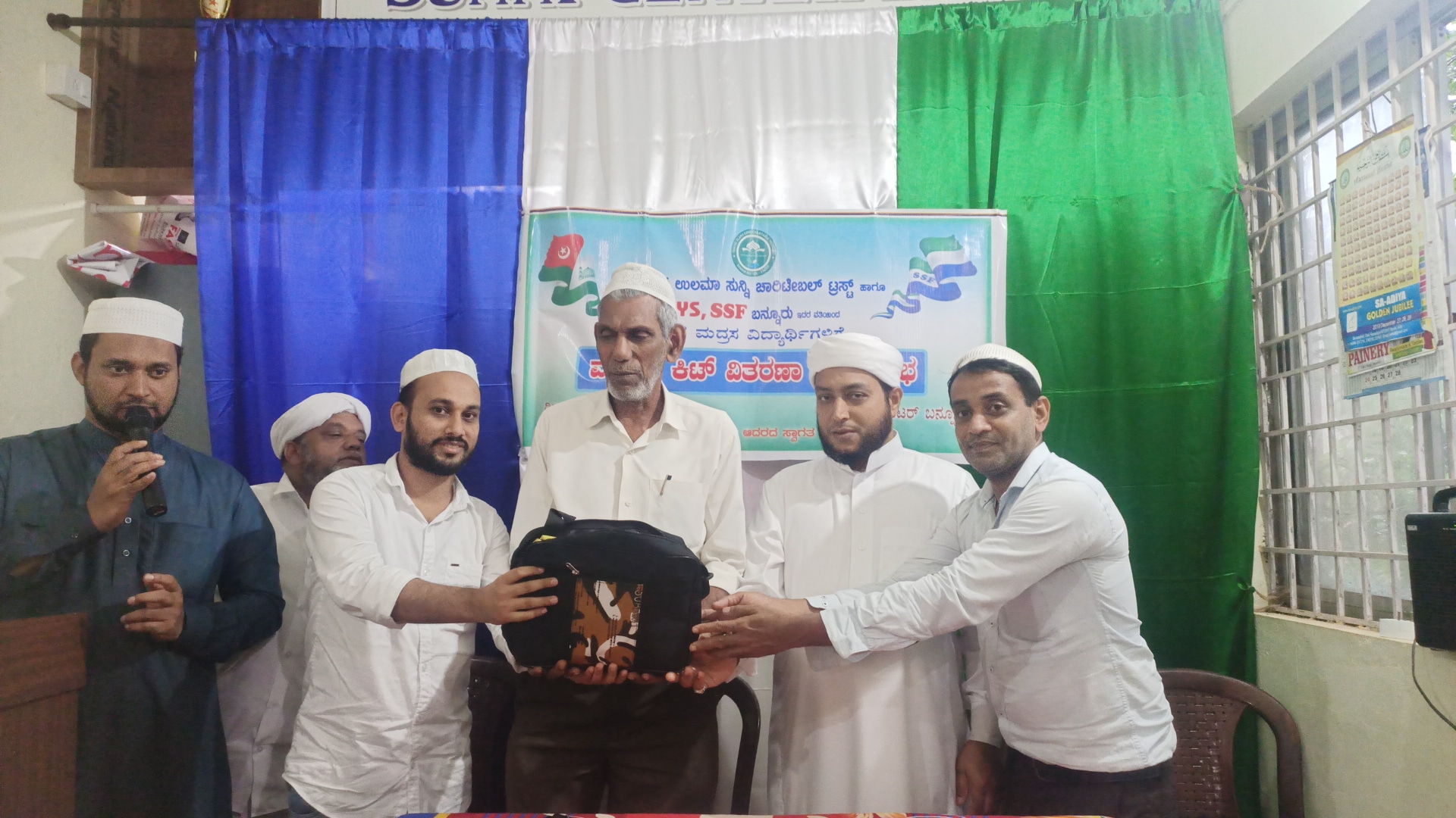 ಬನ್ನೂರು: ತಾಜುಲ್ ಉಲಮಾ ಸುನ್ನಿ ಚಾರಿಟೇಬಲ್ ಟ್ರಸ್ಟ್‌ನಿಂದ ಮದ್ರಸ ಕಿಟ್ ವಿತರಣೆ