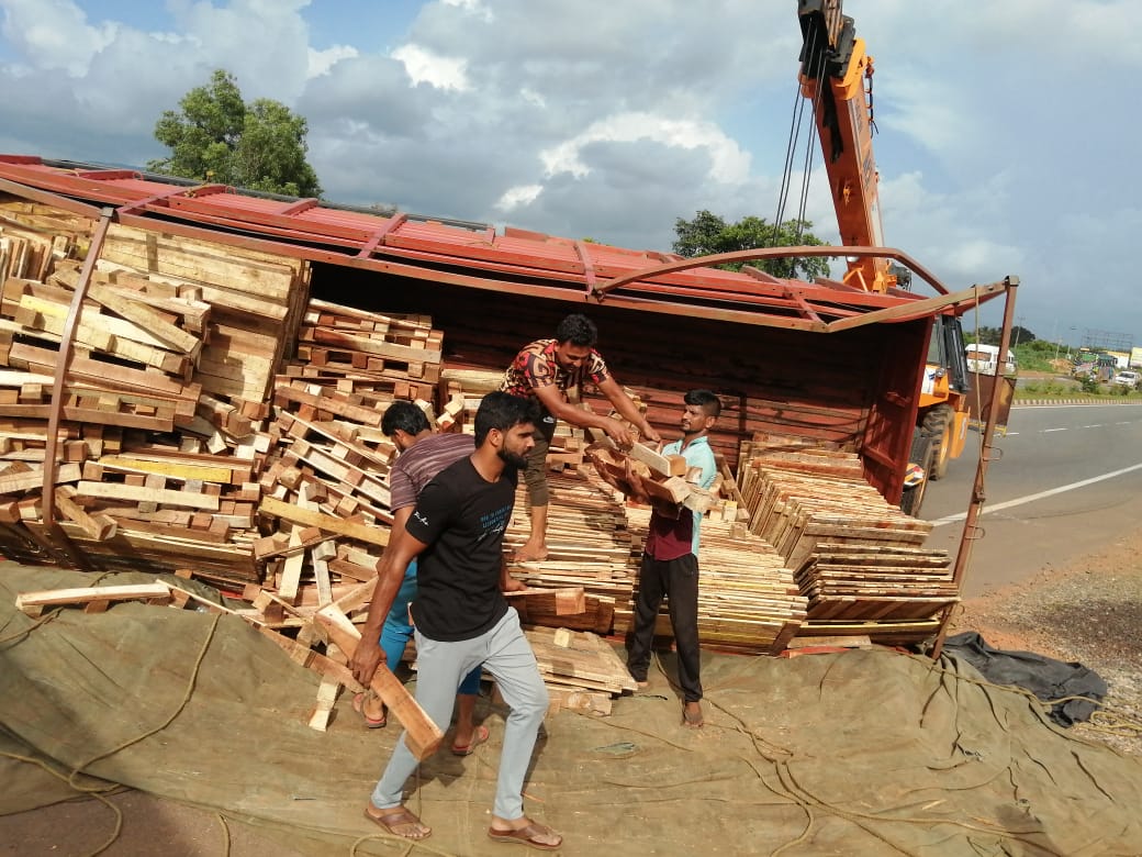 ಭಟ್ಕಳ: ಮಗುಚಿ ಬಿದ್ದ ಲಾರಿ; ಇಬ್ಬರಿಗೆ ಗಾಯ