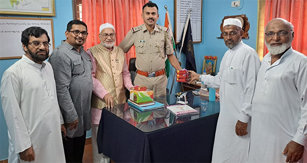 ಈದುಲ್ ಫಿತ್ರ್; ಕಾಪುವಿನಲ್ಲಿ ಮುಸ್ಲಿಮ್ ಒಕ್ಕೂಟದ ವತಿಯಿಂದ ವ್ಯಾಪಾರ ಮಳಿಗೆಗಳಿಗೆ ಸಿಹಿ ಹಂಚಿಕೆ