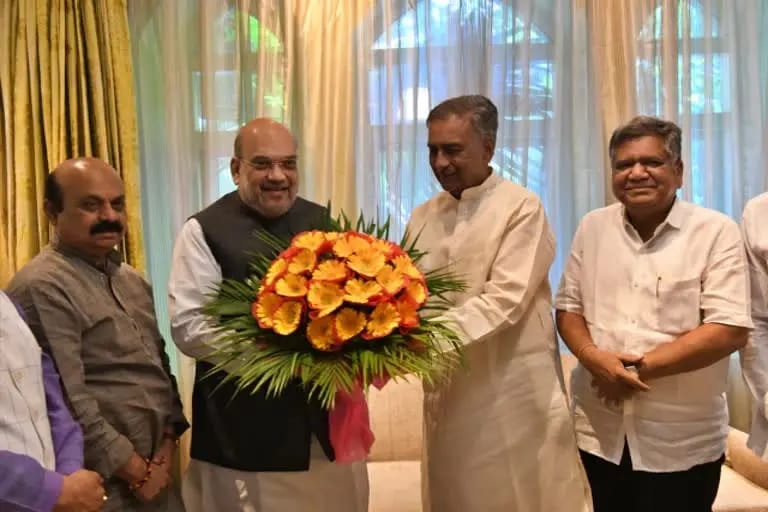 ಅಮಿತ್ ಶಾ ಸಮ್ಮುಖದಲ್ಲಿ ಬಿಜೆಪಿ ಸೇರ್ಪಡೆಯಾದ ಸಭಾಪತಿ ಬಸವರಾಜ ಹೊರಟ್ಟಿ
