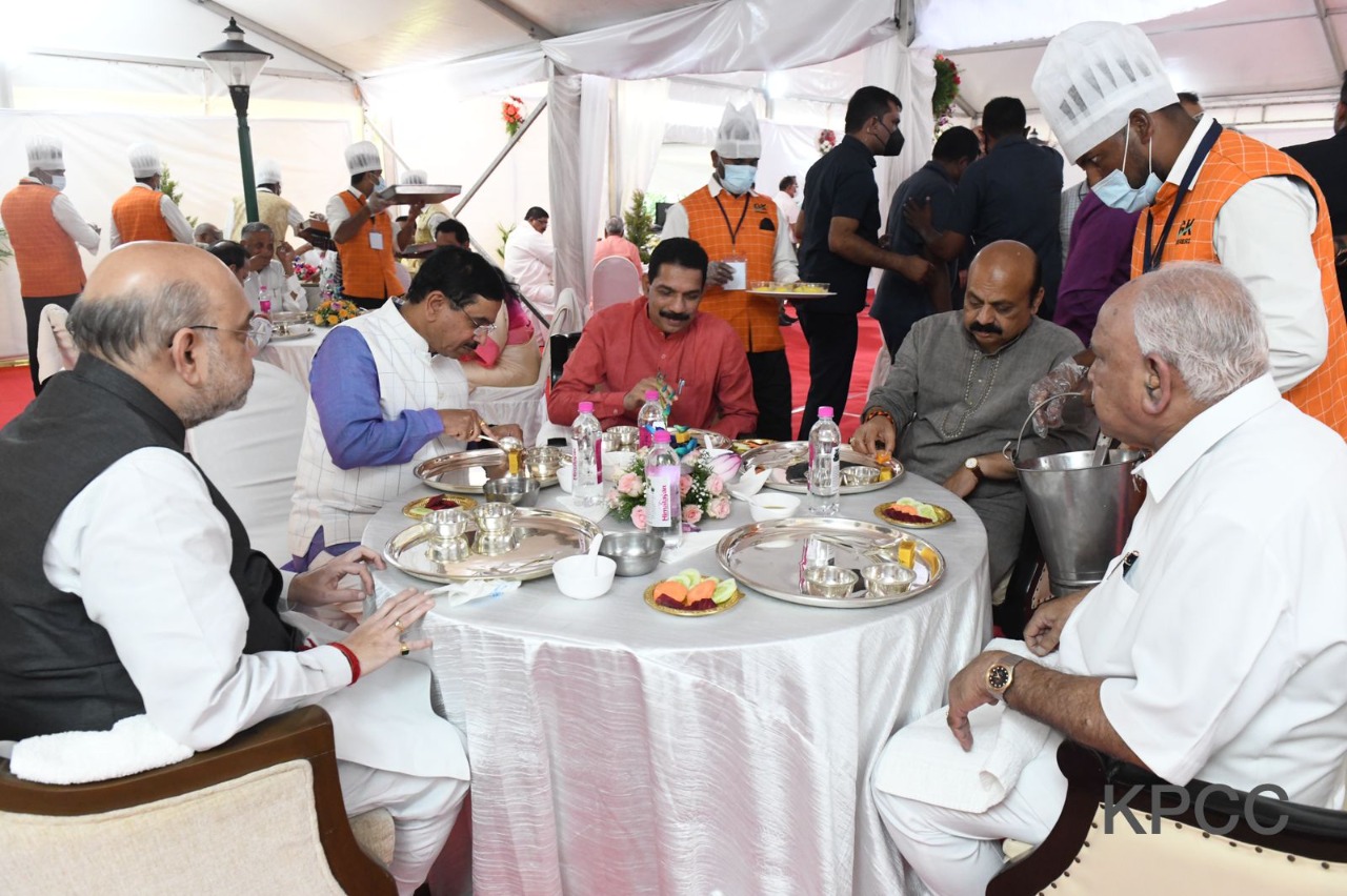 ಬೆಳ್ಳಿ ತಟ್ಟೆಯಲ್ಲಿ ಹೋಳಿಗೆ ಊಟ ಸವಿದ ಕೇಂದ್ರ ಸಚಿವ ಅಮಿತ್ ಶಾ