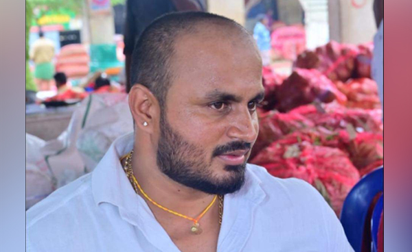 ಮೈಸೂರು: ಕರ್ತವ್ಯ ನಿರತರಾಗಿದ್ದಾಗಲೇ ಮಾರಕಾಸ್ತ್ರಗಳಿಂದ ಕೊಚ್ಚಿ ಎಪಿಎಂಸಿ ಏಜೆಂಟ್‌ ರವಿ ಬರ್ಬರ ಹತ್ಯೆ