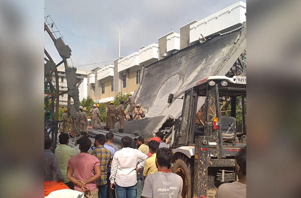 ಬೆಂಗಳೂರು | ನಿರ್ಮಾಣ ಹಂತದ ಕಟ್ಟಡದ ಮೇಲ್ಛಾವಣಿ ಕುಸಿತ: ಇಬ್ಬರು ಕಾರ್ಮಿಕರು ಸಿಲುಕಿರುವ ಶಂಕೆ