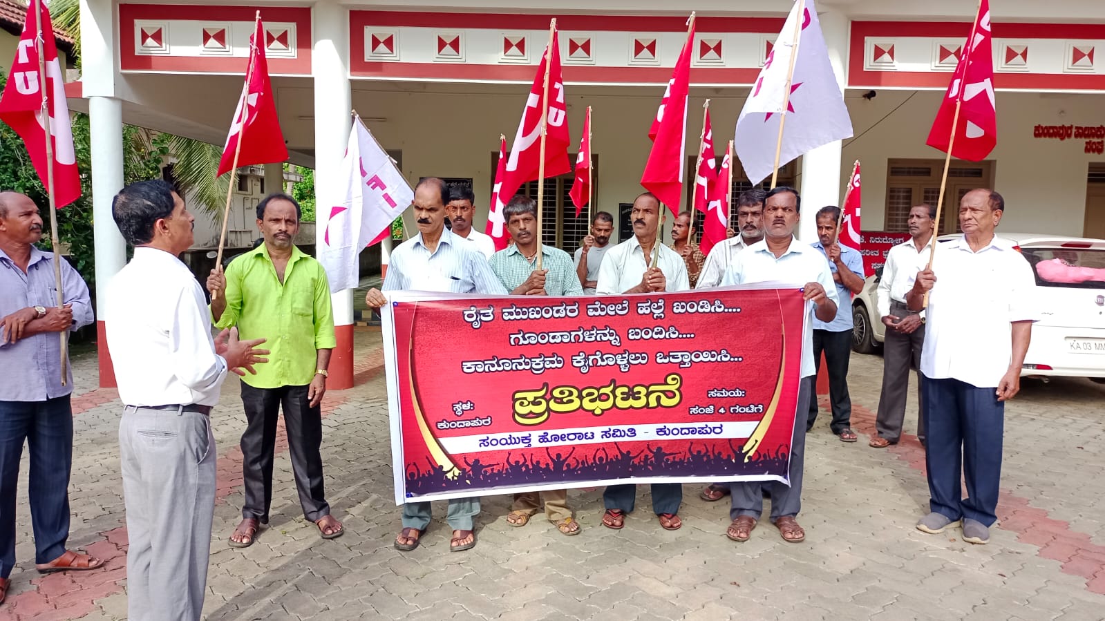 ಕುಂದಾಪುರ: ರೈತ ಮುಖಂಡರ ಮೇಲೆ ಹಲ್ಲೆ ಖಂಡಿಸಿ ಪ್ರತಿಭಟನೆ