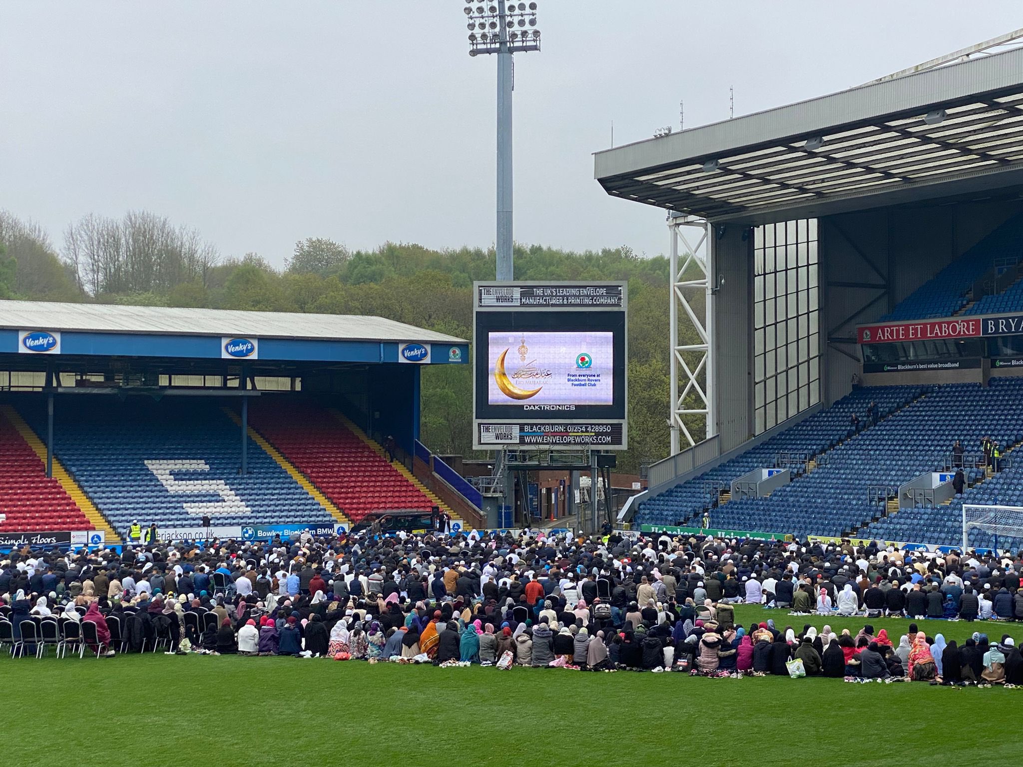 ಪ್ರಥಮ ಬಾರಿ ಕ್ರೀಡಾಂಗಣದಲ್ಲಿ ಈದ್‌ ಪ್ರಾರ್ಥನೆ ಆಯೋಜಿಸಿದ ಬ್ಲ್ಯಾಕ್‌ಬರ್ನ್‌ ಫುಟ್ಬಾಲ್‌ ಕ್ಲಬ್