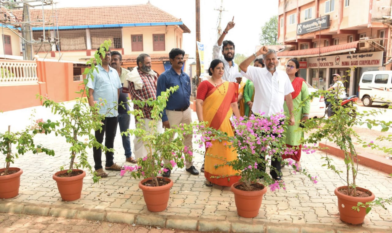 ಡೊಂಗರಕೇರಿ: ರಸ್ತೆ ಪಕ್ಕ ಅನಧಿಕೃತ ಹೂಕುಂಡ; ತೆರವಿಗೆ ಆಗ್ರಹ