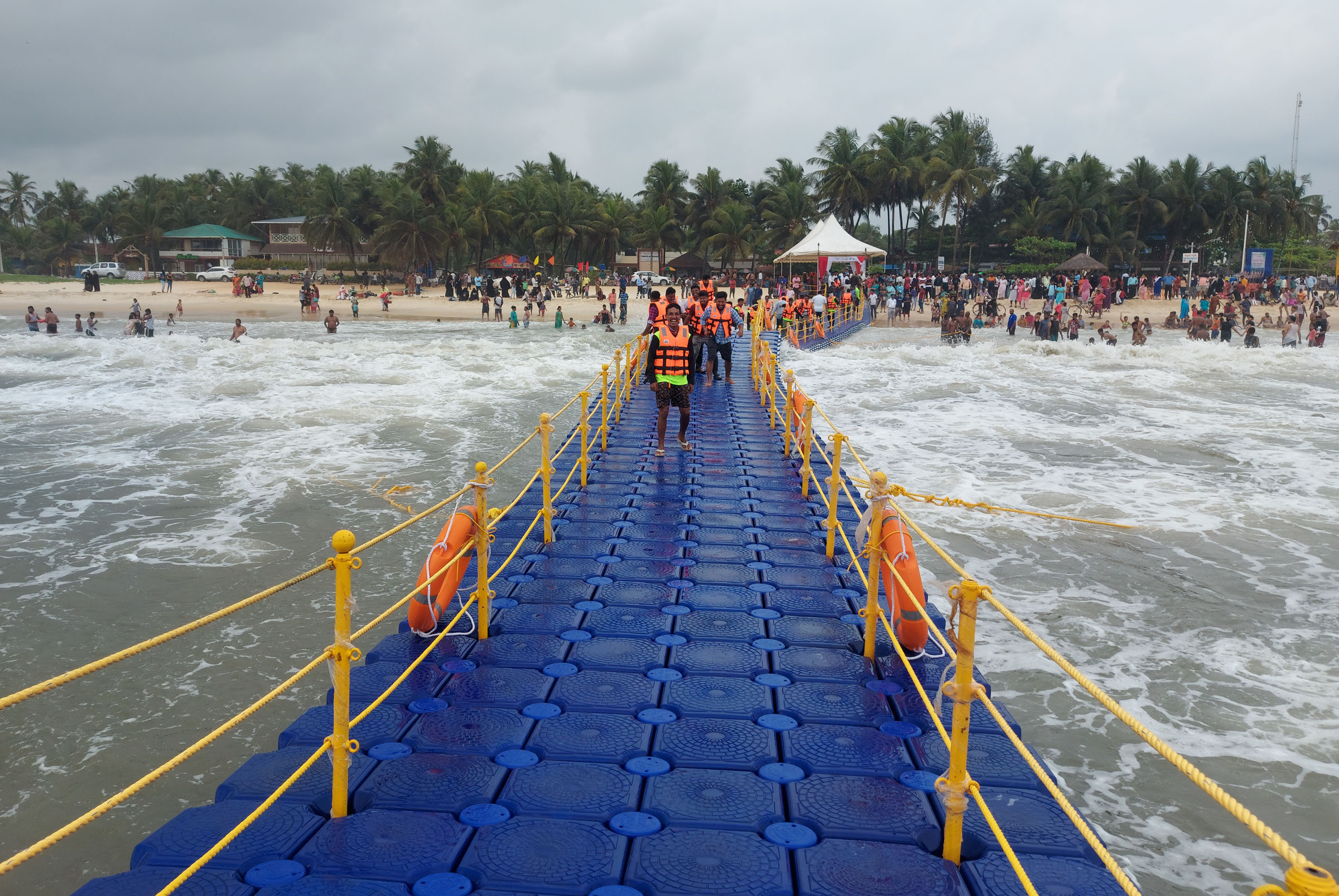 ಮಲ್ಪೆ ಬೀಚ್‌ನಲ್ಲಿ ರಾಜ್ಯದ ಪ್ರಪ್ರಥಮ ತೇಲುವ ಸೇತುವೆಗೆ ಚಾಲನೆ