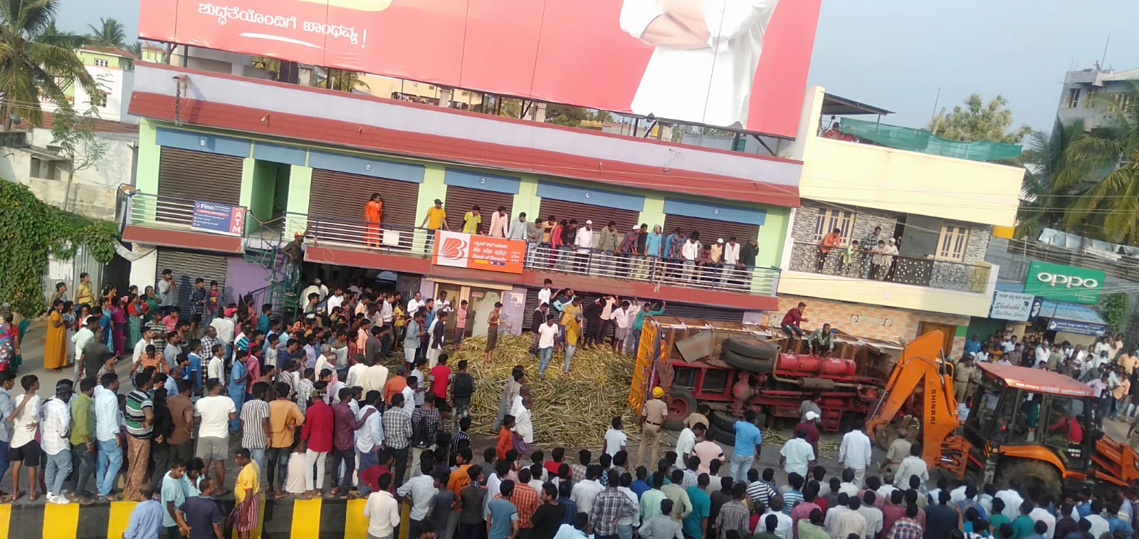 ಚಾಮರಾಜನಗರ: ಕಬ್ಬಿನ ಲಾರಿ ಮಗುಚಿ ಬಿದ್ದು ಇಬ್ಬರು ಪಾದಚಾರಿಗಳು ಮೃತ್ಯು