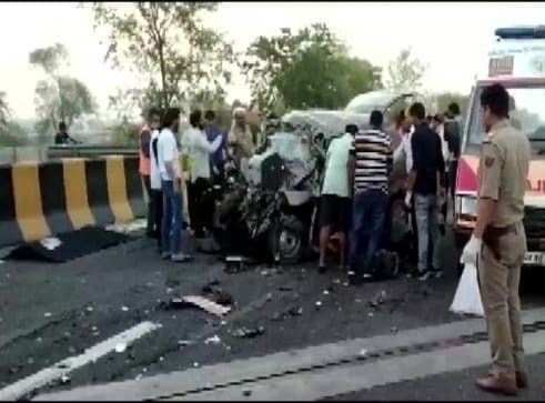 ಮಥುರಾ: ಯಮುನಾ ಎಕ್ಸ್ ಪ್ರೆಸ್-ವೇಯಲ್ಲಿ  ಕಾರು ಅಪಘಾತ 7 ಮಂದಿ ಸಾವು, ಇಬ್ಬರಿಗೆ ಗಾಯ