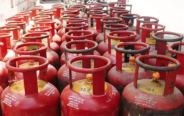 ಸಾವಿರ ರೂ. ಗಡಿ ದಾಟಿದ ಎಲ್‍ಪಿಜಿ ಸಿಲಿಂಡರ್ ದರ