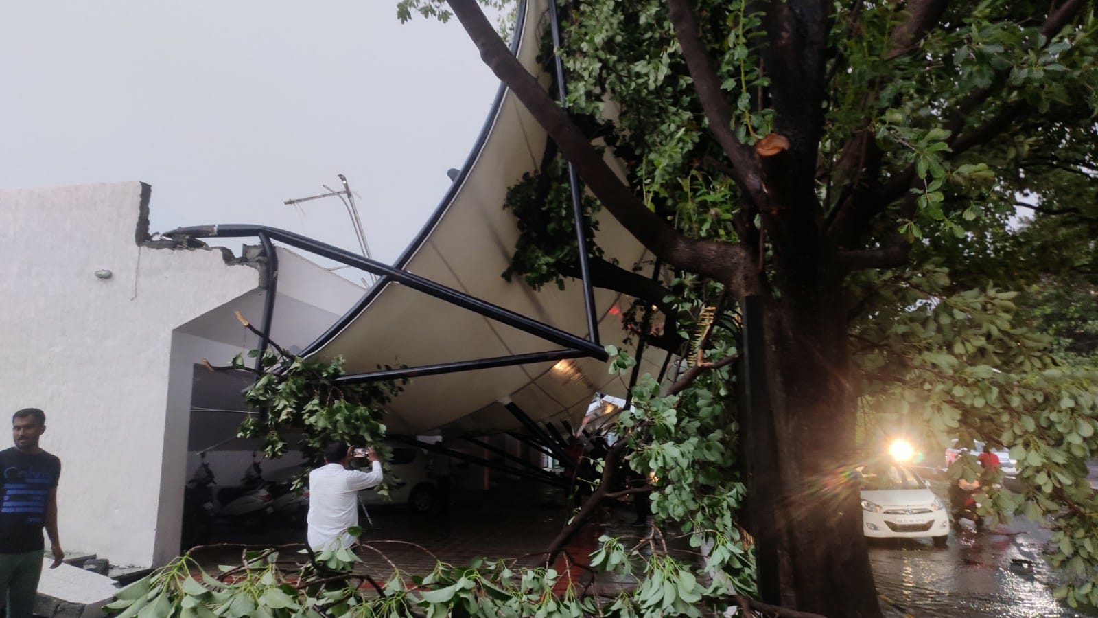 ಸಿಎಂ ಉದ್ಘಾಟಿಸಿದ್ದ ವಾಜಪೇಯಿ ಕ್ರೀಡಾಂಗಣದ ಛಾವಣಿ ಕುಸಿತ: 40% ಕಮಿಷನ್ ಕಳಪೆ ಕಾಮಗಾರಿಗೆ ಇದು ಸಾಕ್ಷಿ ಎಂದ ಕಾಂಗ್ರೆಸ್