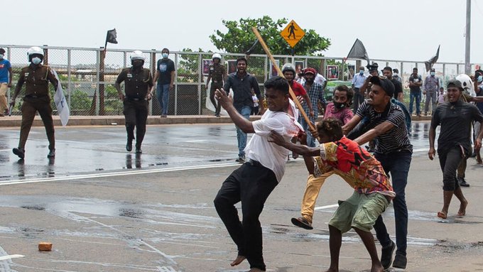 ಪ್ರತಿಭಟನಾಕಾರರ ಮೇಲೆ ರಾಜಪಕ್ಸ ನಿಷ್ಟರ ದಾಳಿ: 78 ಮಂದಿಗೆ ಗಾಯ; ಶ್ರೀಲಂಕಾದಲ್ಲಿ ಕರ್ಫ್ಯೂ ಜಾರಿ