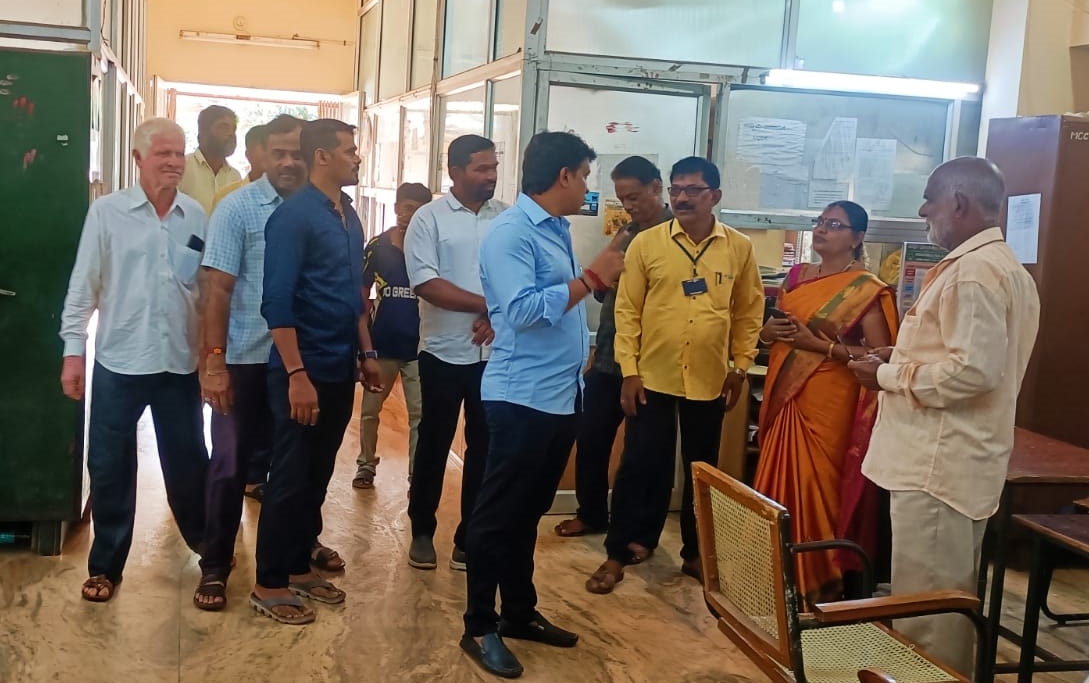 ಸುರತ್ಕಲ್ ಪಾಲಿಕೆ ಕಚೇರಿಗೆ ಶಾಸಕ ಡಾ.ಭರತ್ ಶೆಟ್ಟಿ ದಿಢೀರ್ ಭೇಟಿ: ಅಧಿಕಾರಿ,‌ ಸಿಬ್ಬಂದಿಗೆ ತರಾಟೆ