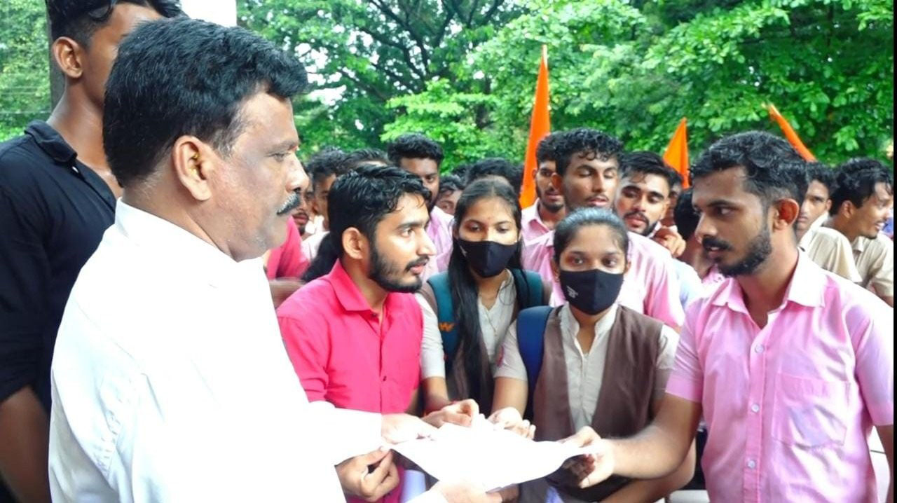 ಸರಕಾರಿ ಬಸ್ ವ್ಯವಸ್ಥೆ ಕಲ್ಪಿಸುವಂತೆ ಆಗ್ರಹಿಸಿ ವಿದ್ಯಾರ್ಥಿಗಳಿಂದ ಧರಣಿ