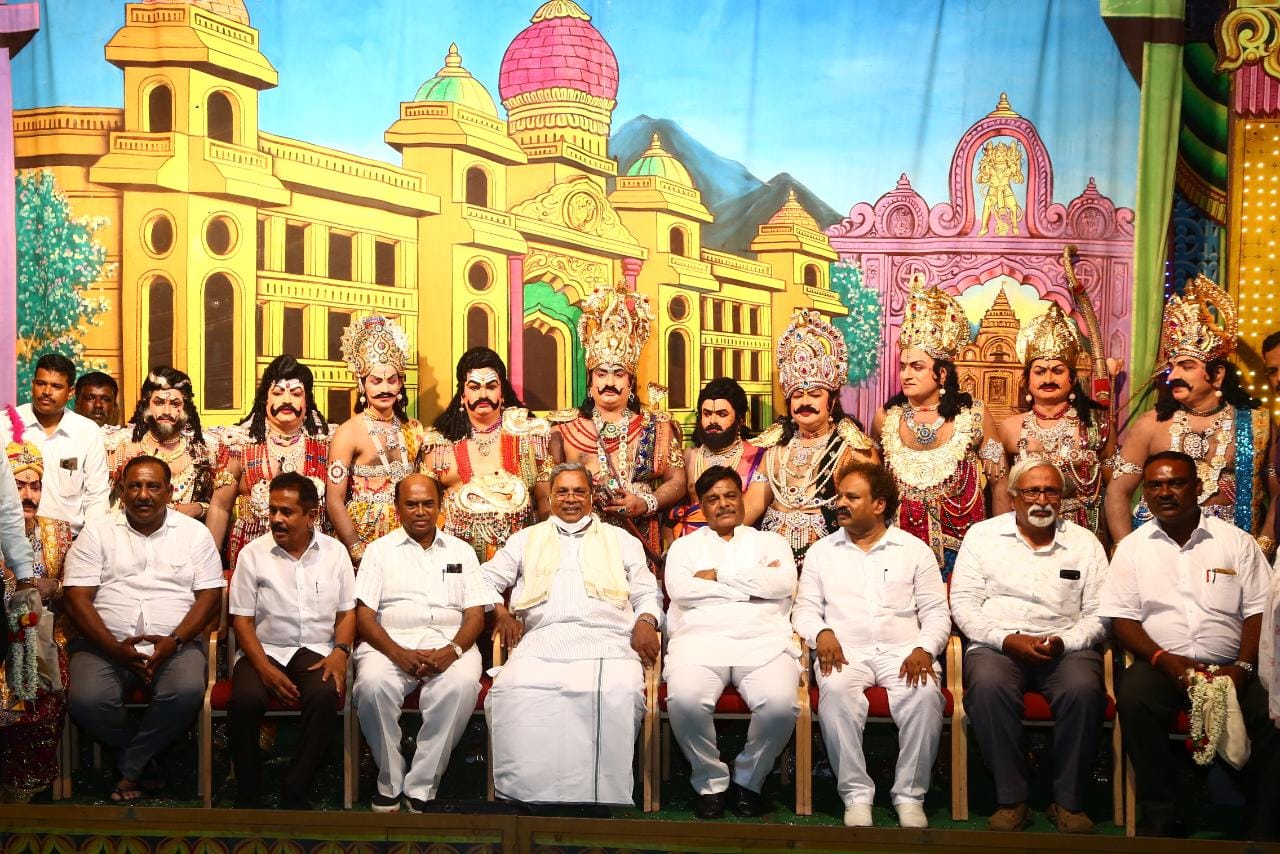 VIDEO- ಆಪ್ತರೊಂದಿಗೆ ಮೈಸೂರಿನ ಕಲಾಮಂದಿರದಲ್ಲಿ ಕುರುಕ್ಷೇತ್ರ ನಾಟಕ ವೀಕ್ಷಿಸಿದ ಸಿದ್ದರಾಮಯ್ಯ