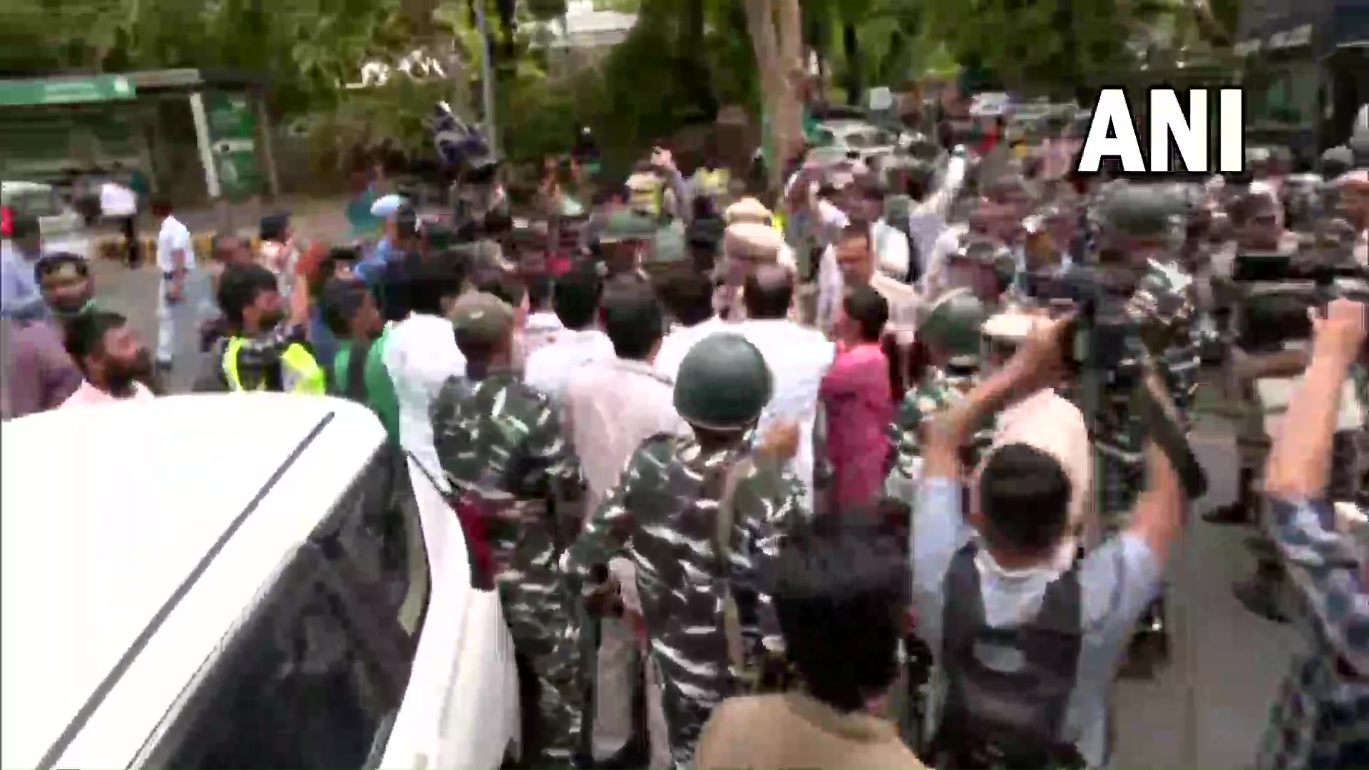 ಸೋನಿಯಾ ಗಾಂಧಿ, ರಾಹುಲ್ ಗಾಂಧಿಗೆ ಈಡಿ ಸಮನ್ಸ್: ಕಾಂಗ್ರೆಸ್ ಕಾರ್ಯಕರ್ತರಿಂದ ಪ್ರತಿಭಟನೆ