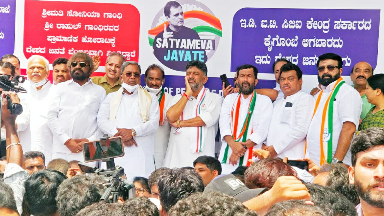 ಸೋನಿಯಾ ಗಾಂಧಿ, ರಾಹುಲ್ ಗಾಂಧಿಗೆ ಈಡಿ ಸಮನ್ಸ್; ಬೆಂಗಳೂರಿನಲ್ಲಿ ಕಾಂಗ್ರೆಸ್ ಪ್ರತಿಭಟನೆ