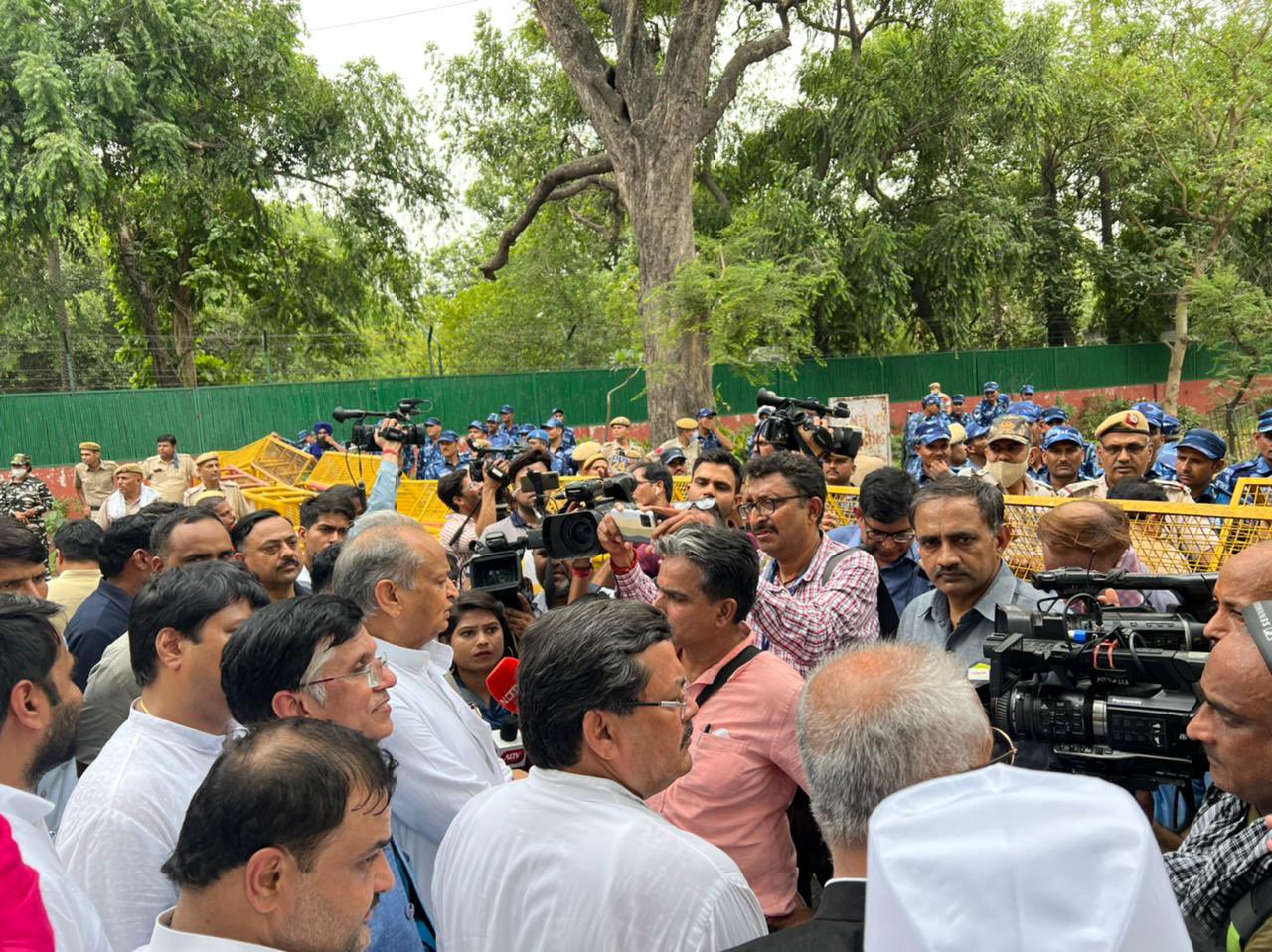 ದಿಲ್ಲಿಯಲ್ಲಿ ಪ್ರತಿಭಟನಾ ಮೆರವಣಿಗೆ ನಡೆಸಿದ ಅಶೋಕ್ ಗೆಹ್ಲೋಟ್, ಸುರ್ಜೇವಾಲಾ ಸಹಿತ ಹಿರಿಯ ನಾಯಕರು ಪೊಲೀಸ್ ವಶಕ್ಕೆ