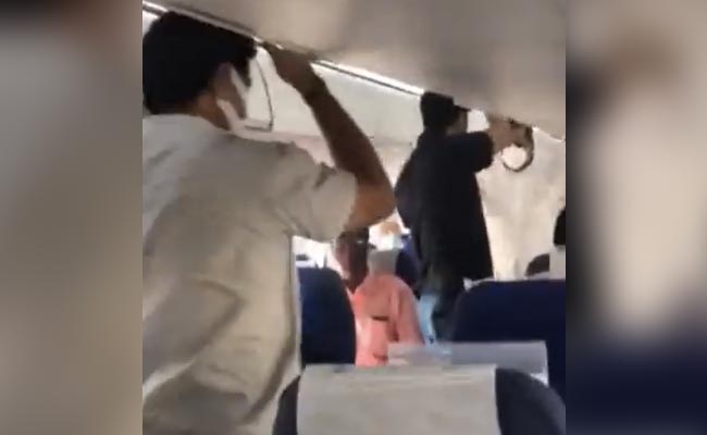 ಕೇರಳ ಸಿಎಂ ಪಿಣರಾಯಿ ವಿಜಯನ್‌ ಪ್ರಯಾಣಿಸುತ್ತಿದ್ದ ವಿಮಾನದಲ್ಲೇ ಪ್ರತಿಭಟಿಸಿದ ಕಾಂಗ್ರೆಸ್‌ ಕಾರ್ಯಕರ್ತರು