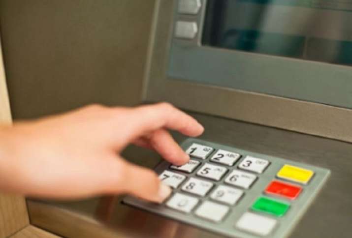 ಎಟಿಎಂನಿಂದ 500 ರೂ. ಡ್ರಾ ಮಾಡಲು ಹೋದ ವ್ಯಕ್ತಿಗೆ 5 ಪಟ್ಟು ಹೆಚ್ಚುವರಿ ಹಣ; ಎಟಿಎಂಗೆ ಮುಗಿಬಿದ್ದ ಜನ