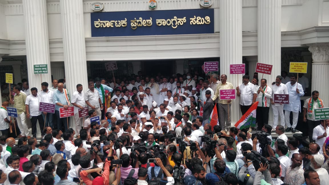VIDEO- ಕಾಂಗ್ರೆಸ್ ನಿಂದ ರಾಜಭವನ ಚಲೋ; ಸಿದ್ದರಾಮಯ್ಯ, ಡಿಕೆಶಿ ಸೇರಿ ಹಲವರು ಪೊಲೀಸ್ ವಶಕ್ಕೆ