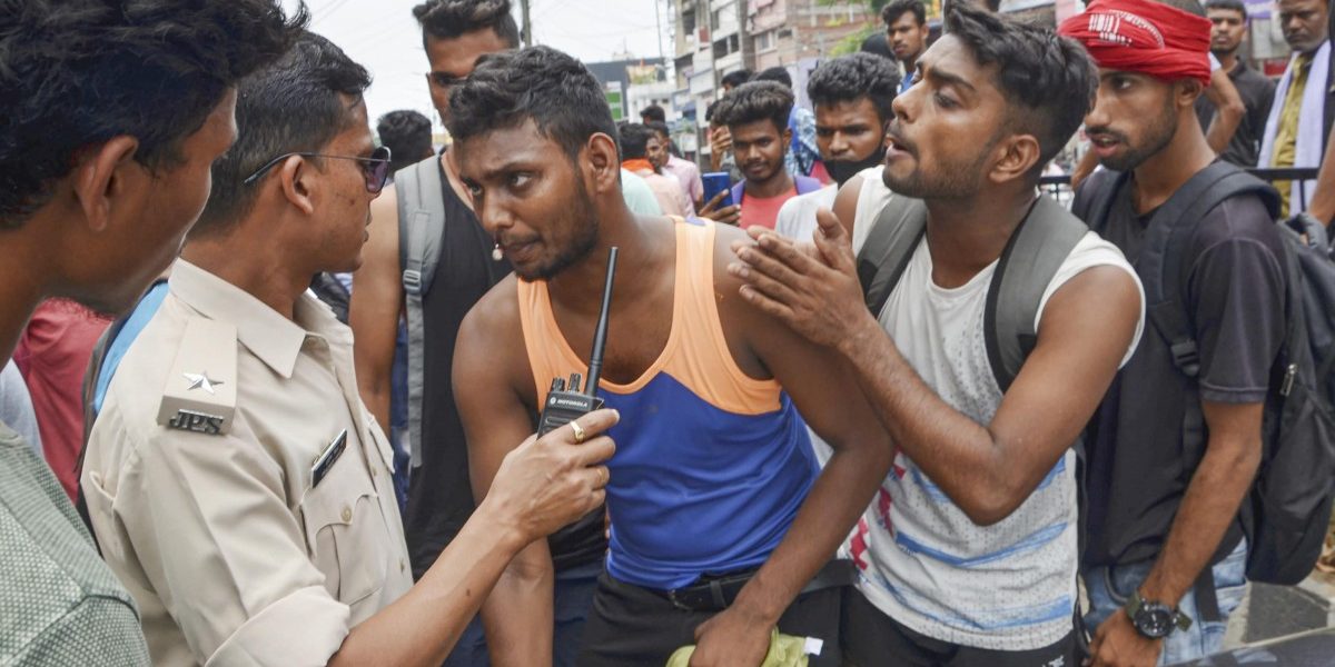 ಅಗ್ನಿಪಥ್ ಯೋಜನೆಗೆ ಬಿಹಾರದಲ್ಲಿ ಭಾರೀ ಆಕ್ರೋಶ: ಬಿಜೆಪಿ ಶಾಸಕಿಯ ವಾಹನದ ಮೇಲೆ ಕಲ್ಲುತೂರಾಟ