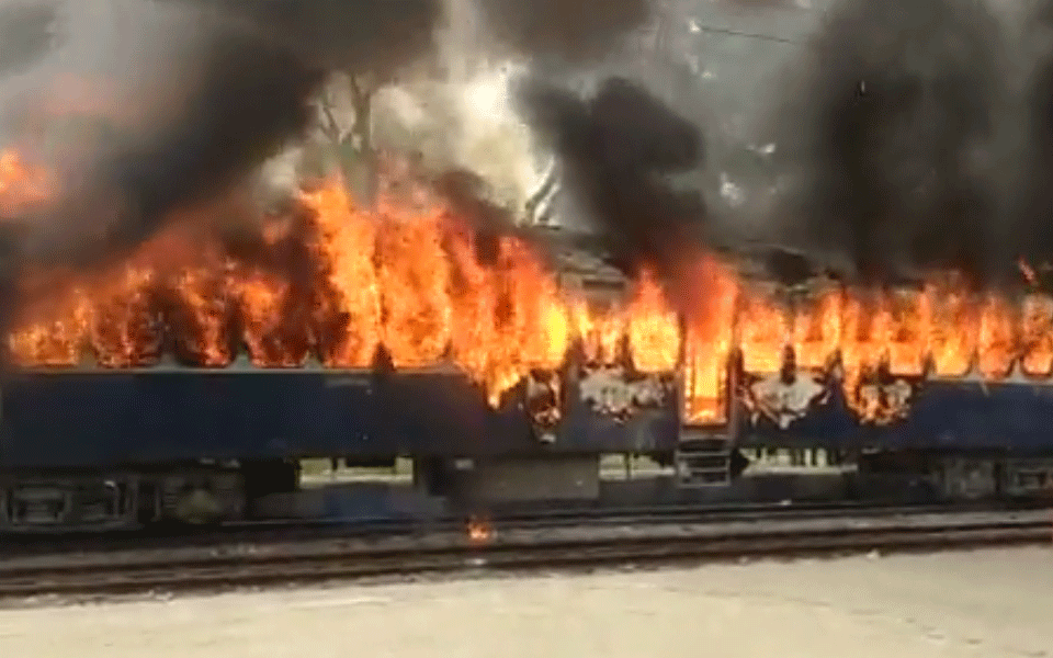 ಅಗ್ನಿಪಥ್ ಯೋಜನೆ ವಿರುದ್ಧ ಬಿಹಾರದಲ್ಲಿ ವ್ಯಾಪಕ ಪ್ರತಿಭಟನೆ; ರೈಲಿಗೆ ಬೆಂಕಿ