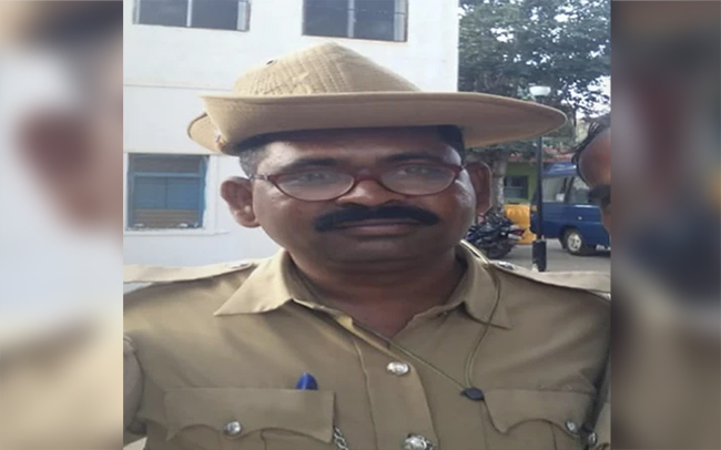 ಗುಂಡು ಹಾರಿಸಿಕೊಂಡು ಕರ್ತವ್ಯ ನಿರತ ಪೊಲೀಸ್ ಪೇದೆ ಆತ್ಮಹತ್ಯೆ