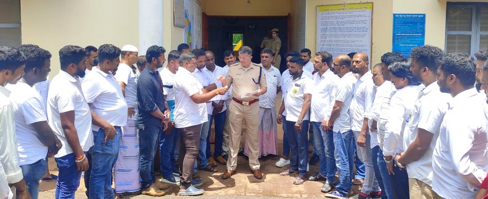 ಭಟ್ಕಳ: ಟ್ಯಾಕ್ಸಿ ಚಾಲಕನ ಮೇಲೆ ಪಿಎಸ್‌ಐ ಹಲ್ಲೆ ಆರೋಪ; ಕ್ರಮಕ್ಕೆ ಒತ್ತಾಯಿಸಿ ಡಿವೈಎಸ್ಪಿಗೆ ಮನವಿ