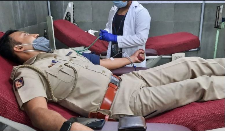 ಬೆಂಗಳೂರು; ಆ್ಯಸಿಡ್ ಸಂತ್ರಸ್ತೆಗೆ ಪೊಲೀಸರಿಂದ ರಕ್ತದಾನ