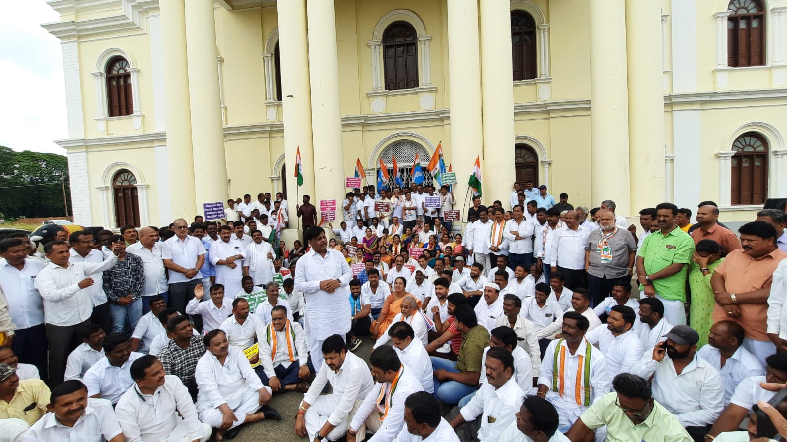 ಮೈಸೂರು | ಈ.ಡಿ. ಕಚೇರಿಗೆ ಮುತ್ತಿಗೆ ಯತ್ನಿಸಿದ ಕಾಂಗ್ರೆಸ್ ಕಾರ್ಯಕರ್ತರು ಪೊಲೀಸ್ ವಶಕ್ಕೆ