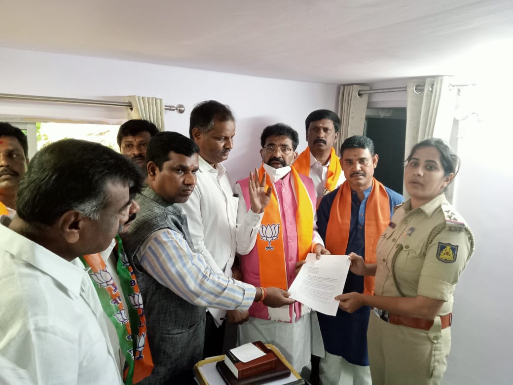 ಸಿದ್ದರಾಮಯ್ಯ ವಿರುದ್ಧ ಜಾತಿ ನಿಂದನೆ ದೂರು ನೀಡಿದ ಛಲವಾದಿ ನಾರಾಯಣಸ್ವಾಮಿ